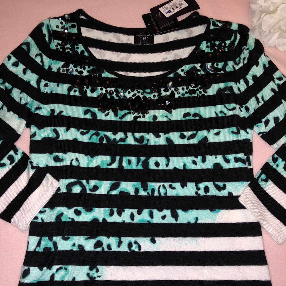 NWT Gorgeous jeweled top sz small - Picture 2 of 3